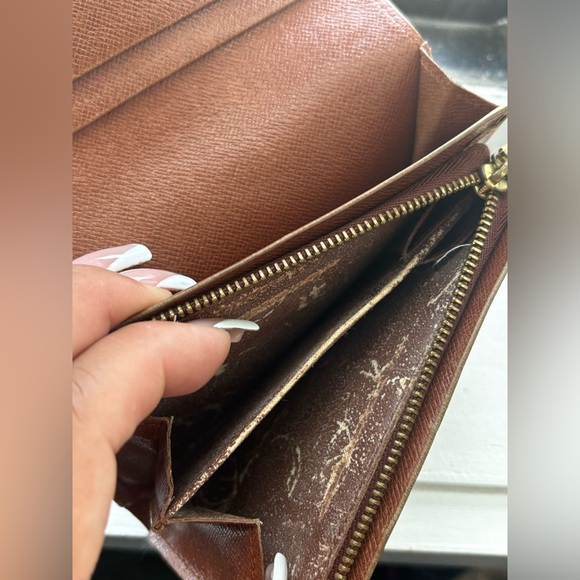 Authentic LV Wallet - Picture 6 of 10